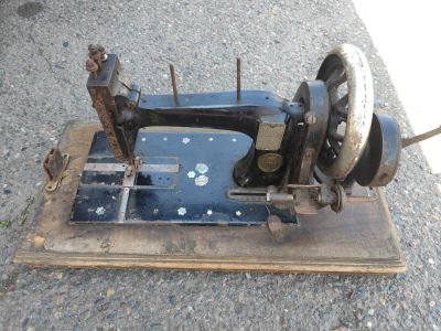 Лот: 19079118. Фото: 1. Старинная швейная машинка "фабрик... Швейный и вязальный инструмент