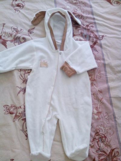 Лот: 7264148. Фото: 1. Комбинезон велюровый белый зайка... Костюмы, пиджаки, комбинезоны