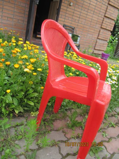 Лот: 20587301. Фото: 1. кресло пластиковое красное. Кресла, пуфы