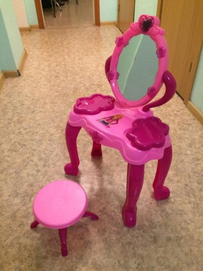 Лот: 9628102. Фото: 1. косметический стол и стул игрушечный. Другое (игрушки)