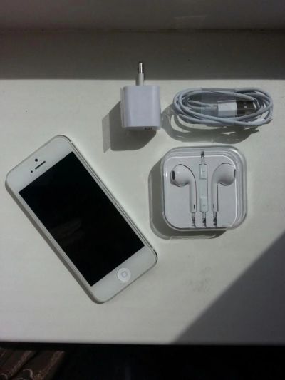 Лот: 7847652. Фото: 1. Iphone 5 16 Gb White. Смартфоны