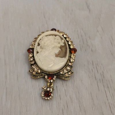 Лот: 14763892. Фото: 1. Брошь с античным профилем и камнями... Броши