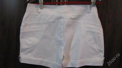 Лот: 1398781. Фото: 1. Шорты белые с кармашками и отворотами... Брюки, шорты