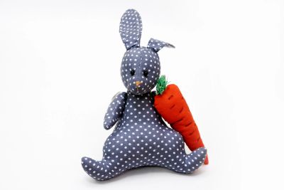 Лот: 21448809. Фото: 1. Мягкая игрушка Заяц с морковкой. Мягкие