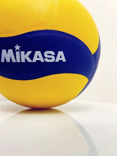 Лот: 20662612. Фото: 1. Волейбольный мяч Mikasa V300W. Мячи, ракетки, шайбы, клюшки