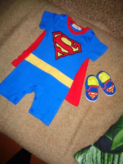 Лот: 6673604. Фото: 1. Костюм супер мен 6-9мес+тапочки... Детские карнавальные, праздничные костюмы