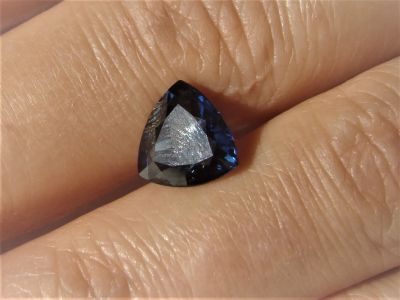 Лот: 19661610. Фото: 1. Сапфир природный тёмно-синий 3... Драгоценные и поделочные камни