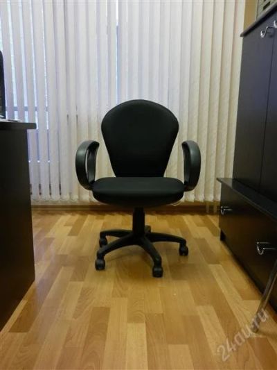 Лот: 1488766. Фото: 1. Кресло для офиса черного цвета... Другое (офисная мебель и домашние кабинеты)