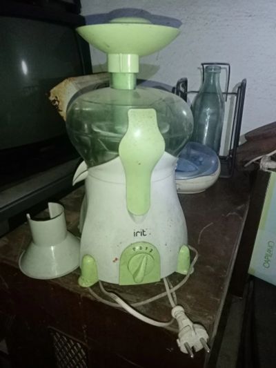 Лот: 15277766. Фото: 1. Соковыжималка irit. Кухонная