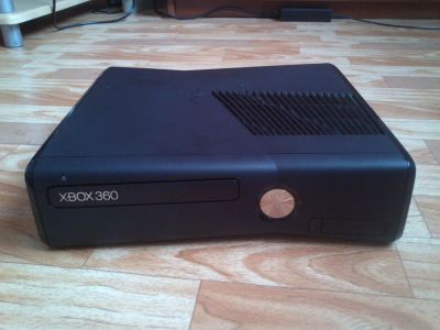Лот: 4074695. Фото: 1. xbox 360 slim прошитый!. Игровые приставки, консоли