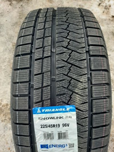 Лот: 25890310. Фото: 1. 225/45 R19 96V Triangle Snowlink... Шины