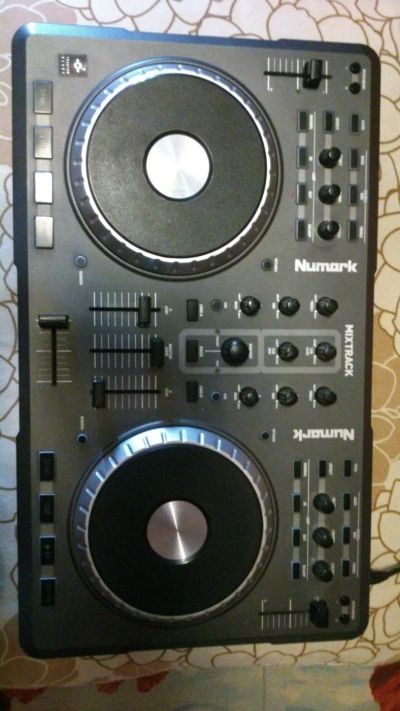 Лот: 10022883. Фото: 1. Dj контроллер Numark mixtrack. DJ-оборудование