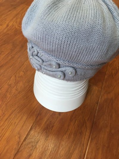 Лот: 25885630. Фото: 1. Серая женская шапка . Головные уборы
