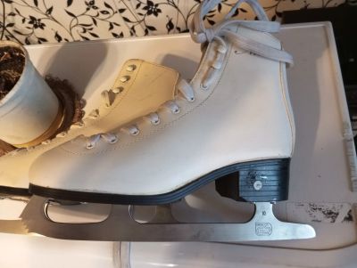 Лот: 25889551. Фото: 1. Коньки женские 40рамер. Коньки