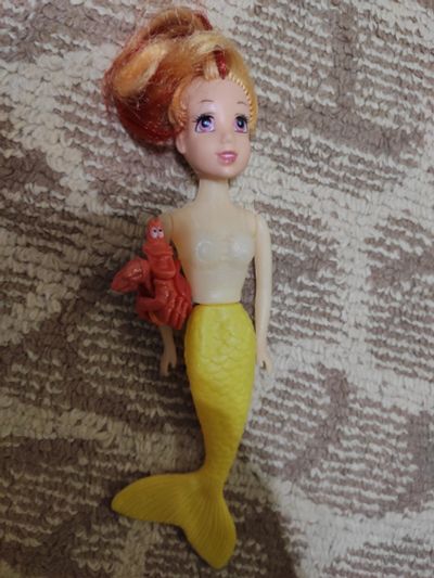 Лот: 14921584. Фото: 1. Кукла Русалочка с крабои. Куклы и аксессуары