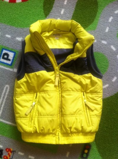 Лот: 4417838. Фото: 1. Утепленный жилет для мальчиков... Верхняя одежда