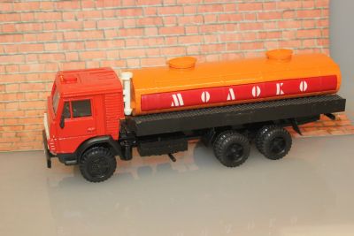 Лот: 12769053. Фото: 1. Камаз-53212 Молоко 1:43 Элекон... Автомоделизм