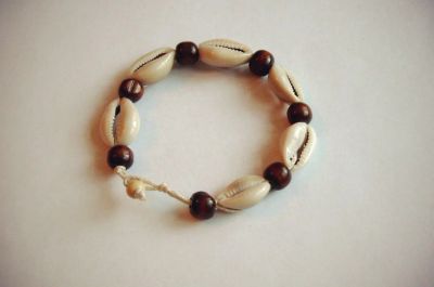 Лот: 3408034. Фото: 1. Браслет из каури. Браслеты