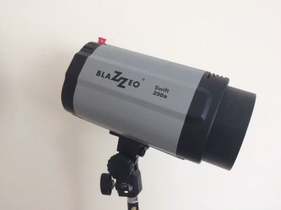 Лот: 8250006. Фото: 1. Студийная вспышка Blazzeo Swift... Вспышки, осветители, рассеиватели