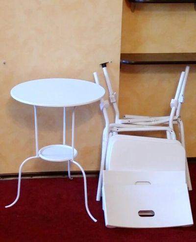 Лот: 4045722. Фото: 1. Белый стол + 2 белый стула. Для... Столы, стулья, обеденные группы