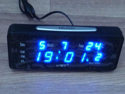 Лот: 5017552. Фото: 1. Часы электронные с календарем. Часы настенные, настольные