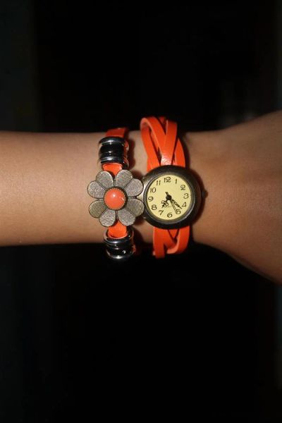 Лот: 3003850. Фото: 1. Кварцевые часы с оранжевым ремешком... Другие наручные часы