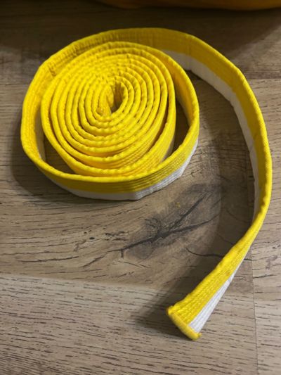 Лот: 25885811. Фото: 1. Пояс спортивный бело желтый, карате... Другое (спортивные товары)