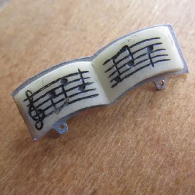 Лот: 16741609. Фото: 1. Колодка значка нотный стан, ноты... Сувенирные
