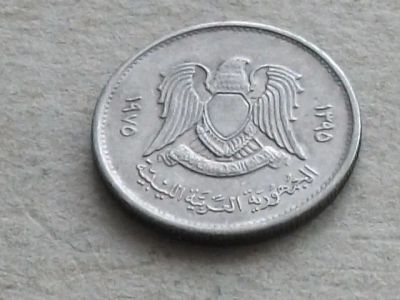 Лот: 16288987. Фото: 1. Монета 10 дирхам Ливия 1975 герб. Африка