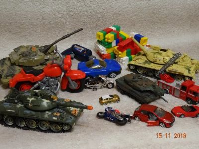Лот: 12642238. Фото: 1. Набор б/у игрушек: танки,машинки... Машины и техника
