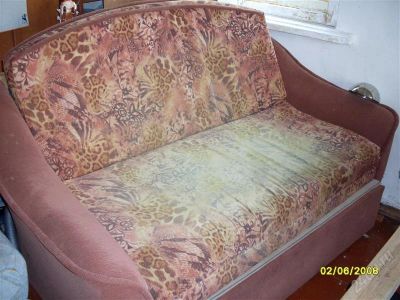 Лот: 1006004. Фото: 1. диван потрепанный, но полностью... Кресла, пуфы