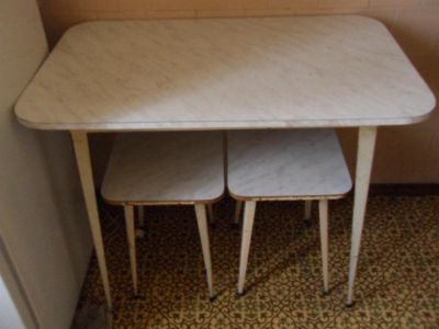 Лот: 3288561. Фото: 1. стол кухонный с двумя табуретками... Столы, стулья, обеденные группы
