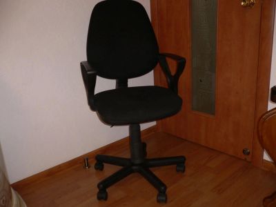 Лот: 5721533. Фото: 1. Стул офисный черный для компьютера... Другое (офисная мебель и домашние кабинеты)