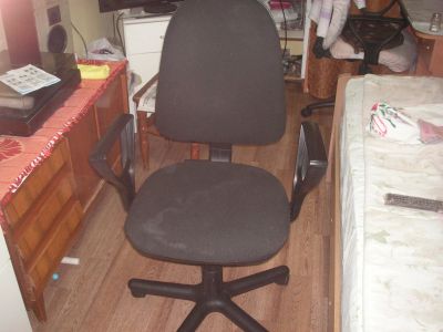 Лот: 21392752. Фото: 1. Операторское кресло с металлической... Стулья и кресла офисные