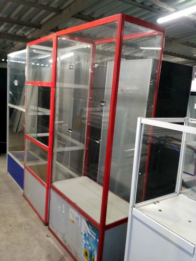 Лот: 15567560. Фото: 1. Витрина из алюм. профиля со стеклом... Торговое