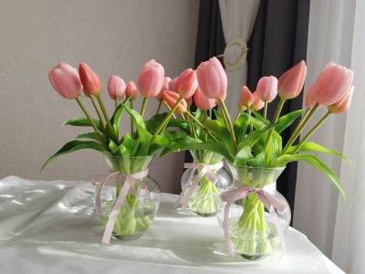 Лот: 21513793. Фото: 1. Тюльпаны искусственные в вазе... Искусственные и сувенирные цветы