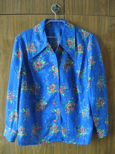 Лот: 20663757. Фото: 1. Рубашка нейлон синяя с цветами... Блузы, рубашки
