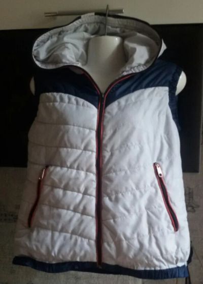 Лот: 8191905. Фото: 1. Безрукавка отдам по последней... Верхняя одежда