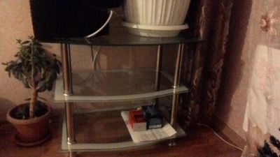 Лот: 6763771. Фото: 1. столик стеклянный под телевизор... Стойки и тумбы для аппаратуры