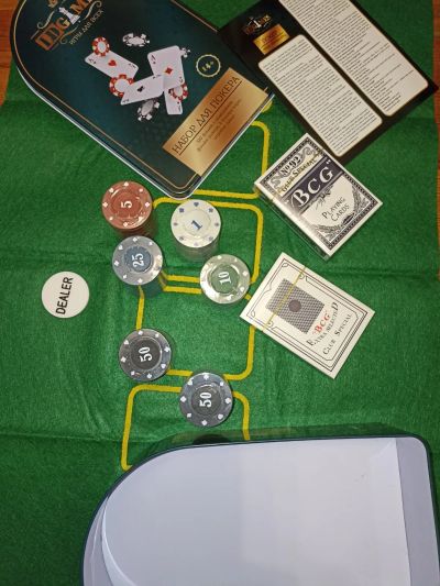 Лот: 19984364. Фото: 1. Набор для покера, в жестяном боксе... Настольные игры, карты