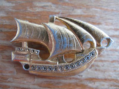 Лот: 15685310. Фото: 1. Значок Парусник. Сувенирные