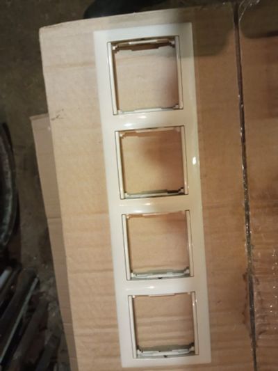 Лот: 25898608. Фото: 1. Рамка 4 ная Легранд Валена. Электроустановочные изделия