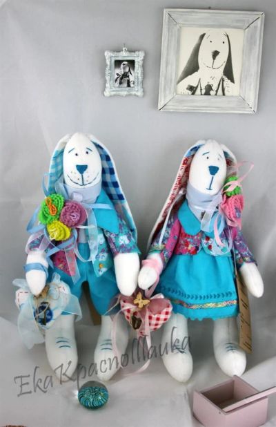 Лот: 3057268. Фото: 1. Пара зайцев в голубом с сердечками... Авторские куклы, игрушки, поделки