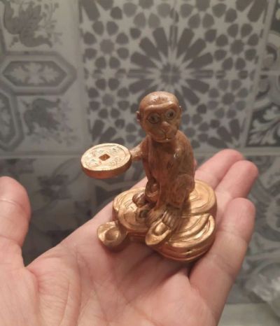 Лот: 19453010. Фото: 1. Фигурка обезьяна с монетами. Талисманы, амулеты, предметы для магии