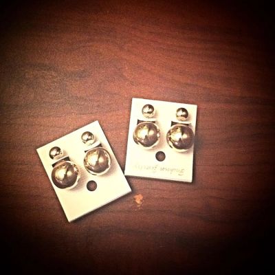 Лот: 5382391. Фото: 1. Серьги пусеты Miss Dior цвет Shiny... Серьги, каффы