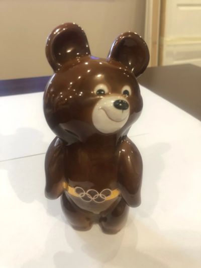 Лот: 17935731. Фото: 1. Статуэтка Олимпийский мишка (коричневый... Фарфор, керамика