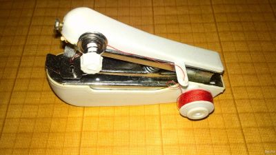 Лот: 15469111. Фото: 1. Ручная швейная машинка. Швейная, вязальная