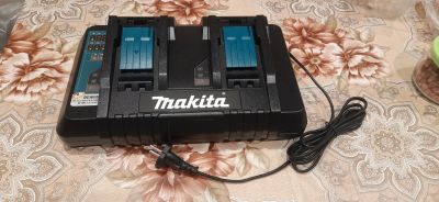 Лот: 19982454. Фото: 1. Зарядное Makita dc18rd двухпостовое... Электроинструмент