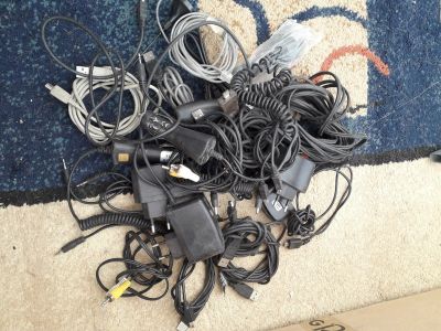 Лот: 17434014. Фото: 1. Кучка кабелей и всяких зарядок. Шлейфы, кабели, переходники