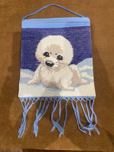 Лот: 25793089. Фото: 1. Вышивная картина «тюлененок». Картины, рисунки